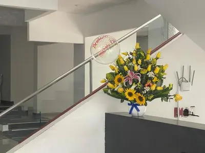 a bouquet of flowers in a vase with a baseball at (26) Departamento cómodo y tranquilo en Miraflores in Lima