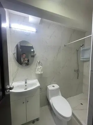 a bathroom with a toilet and a sink and a mirror at (26) Departamento cómodo y tranquilo en Miraflores in Lima