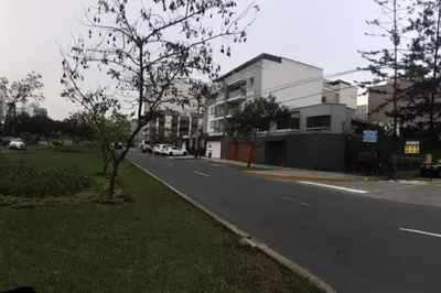 an empty street with cars parked on the side of the road at Amplio, cómodo y moderno apartamento cerca al Mall in Lima