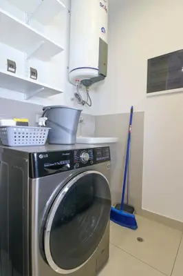 a kitchen with a washing machine in a kitchen at Mimosas 145 by Wynwood House in Lima