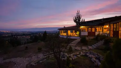 a house on top of a hill at night at Tuki Llajta - Pueblo bonito Lodge in Huancayo