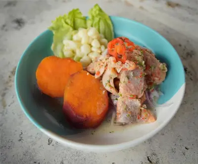 a blue bowl of food with vegetables and meat at Tuki Llajta - Pueblo bonito Lodge in Huancayo