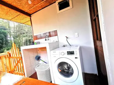 a washer and dryer in a small room at La casa del Erizo in Oxapampa