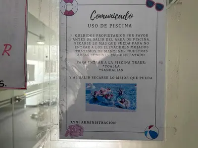a sign on a wall with a picture on it at Alojamiento centrico acogedor con piscina cerca a Lima Historico in Lima