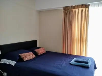 a bedroom with a blue bed with a window at Confortable habitación baño privado desayuno opcional in Lima