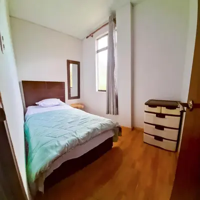 a bedroom with a bed and a window at Casa de Campo en Lunahuaná con jardin amplio para Familias y Amigos in Lunahuaná