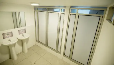 a bathroom with two sinks and sliding glass doors at Casa Machu Picchu Hostel in Machu Picchu