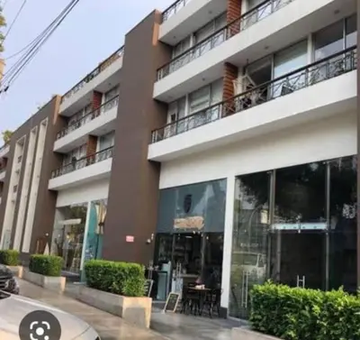 a large building with a table and a balcony at Moderno departamento cerca al malecón in Lima