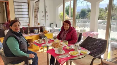 two women sitting at a table eating food at CasaHotel El Tambo Huancayo in Huancayo