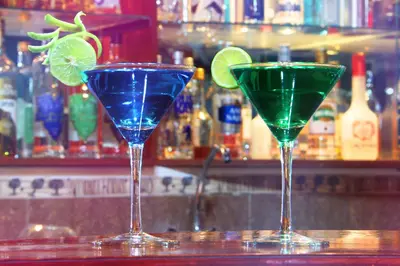 two martini glasses sitting on top of a bar at Hotel Villa de Valverde in Ica