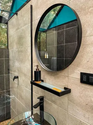 a bathroom with a mirror and a glass sink at Oasis Blue Oxapampa in Palmira