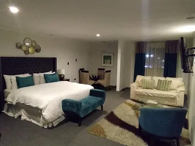 a large bedroom with a large bed and a couch at Blub Hotel Spa in Huancayo