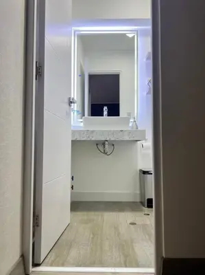 a bathroom with a sink and a mirror at Apartamento de estreno en Miraflores Gym/Piscina in Lima