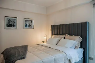 a bedroom with a large bed with a black headboard at Apartamento de estreno en Miraflores Gym/Piscina in Lima