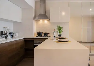 a kitchen with a counter with a bottle of wine at Apartamento de estreno en Miraflores Gym/Piscina in Lima