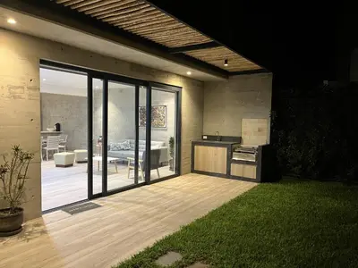 a backyard with a kitchen and a patio with grass at 2BR Apartamento Moxie Paracas con Terraza y AC en 1r Piso in Paracas