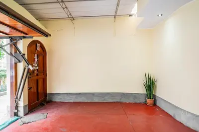 an empty room with a door and a plant at Acogedor Loft equipado con Sofá cama en Matellini in Lima