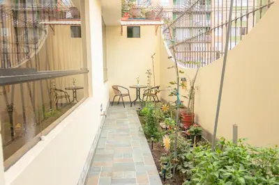 a courtyard with tables and chairs on a balcony at Acogedor Loft equipado con Sofá cama en Matellini in Lima