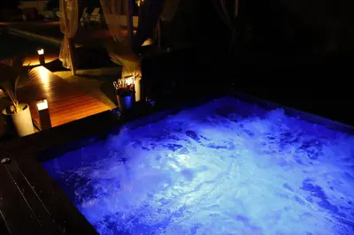 a hot tub in a dark room with blue water at Hotel Presidente Selva in La Merced