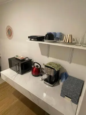 a kitchen counter with a microwave and a coffee maker at Excelente ubicación San Isidro Suite 10 in Lima