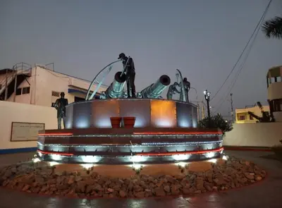 a statue of people in a fountain in a city at lindo departamento Frente al mar in Lima