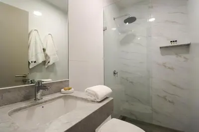 a bathroom with a tub and a toilet and a shower at Caster by Wynwood House in Lima