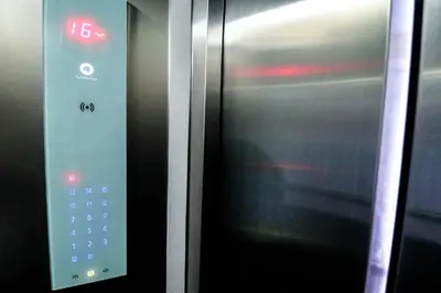 an elevator door with a clock on it at Vive y trabaja con estilo en San Miguel, moderno departamento de 2 dorms con balcon in Lima