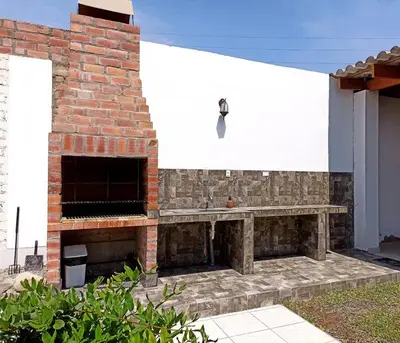 a brick building with a bench on the side of it at Amplia Casa de Campo con Piscina en Cieneguilla in Cieneguilla