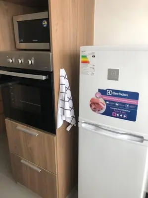 a kitchen with a refrigerator and a microwave at Hermoso y amplio departamento en zona tranquila en Jesús Maria in Lima