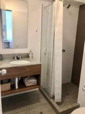 a bathroom with a sink and a shower with a mirror at Hermoso y amplio departamento en zona tranquila en Jesús Maria in Lima
