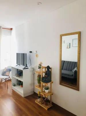 a living room with a mirror and a couch at Hermoso y amplio departamento en zona tranquila en Jesús Maria in Lima