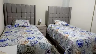 two beds sitting next to each other in a bedroom at Departamento Céntrico y Acogedor in Huancayo