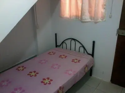 a bedroom with a pink bed with flowers on it at Agua dulce in Lima