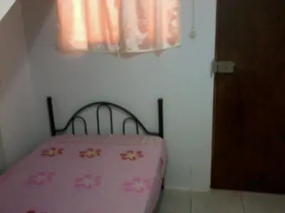 a small pink bed in a room with a window at Agua dulce in Lima