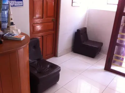 a waiting room with two black chairs and a table at El Balcon Hostal in Ayacucho