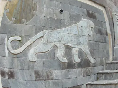 a carving of an elephant on the side of a wall at Hostal Pablo's House in Machu Picchu
