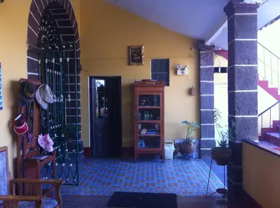 a room with a hallway with a door and a shelf at Hostal Tres Máscaras in Ayacucho