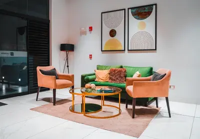 a living room with a green couch and two chairs at Apartamento de Ensueño LINCE in Lima
