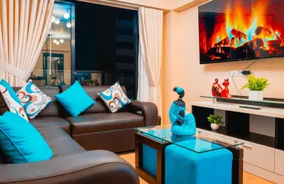 a living room with a couch and a tv at Apartamento de Ensueño LINCE in Lima