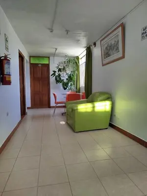 a living room with a green couch and a table at Sierra Verde - Muy Céntrico Hs in Huancayo