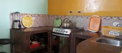 a miniature kitchen with a stove and a sink at Departamento 5p Tierra del Sol Eterno - Ica centro in Ica