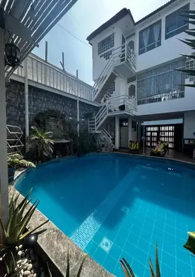 a swimming pool in front of a house at Playa Arica Backpackers in Arica