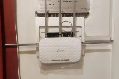 a toaster oven with a white appliance on a counter at Depawanka 2 in Huancayo