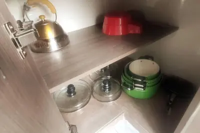 a shelf in a kitchen with some pots and pans at Depawanka 2 in Huancayo