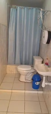 a bathroom with a toilet and a sink at Brabant Hostal in Nazca