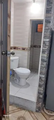 a bathroom with a toilet in a room at LA POSADA CHASQUI INN en LIMA in Lima