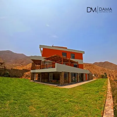 a house on a hill with mountains in the background at Casa Dama in Cieneguilla