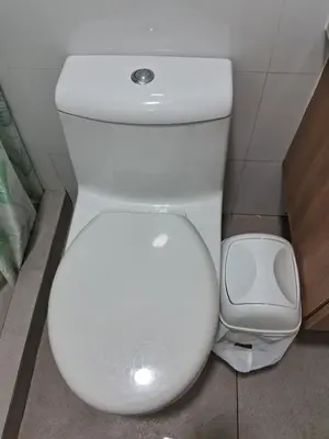 a white toilet in a bathroom with a trash can at Habitación Cama 2 plazas persona sola p pareja in Lima