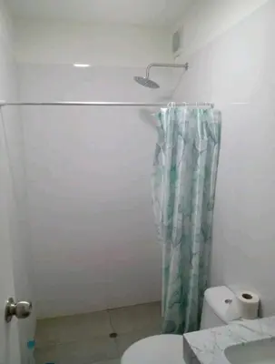 a bathroom with a shower curtain and a toilet at Habitación Cama 2 plazas persona sola p pareja in Lima