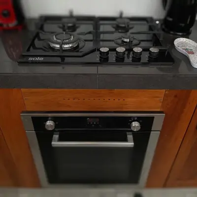 a black stove top oven in a kitchen at CASA DE PLAYA Durante todo el año in Punta Negra